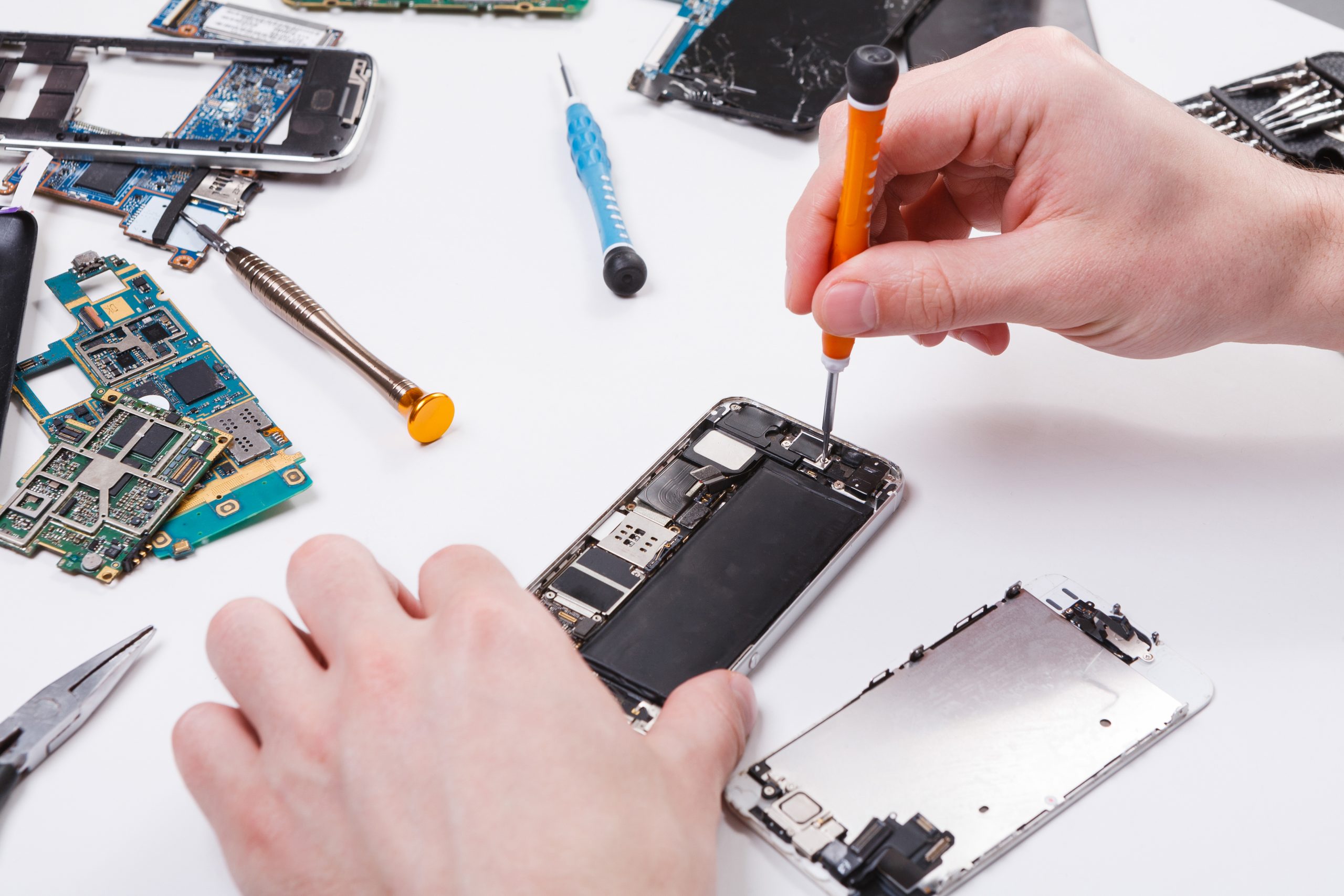 Repairman,Disassembling,Smartphone,With,Screwdriver.,Technician,Fixing,Broken,Phone,,Electronics